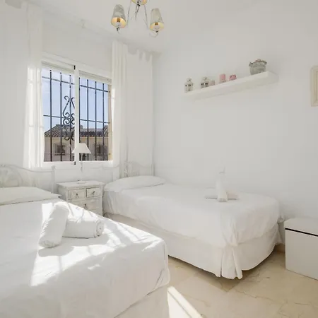 아파트 Beautiful Beachside Duplex With Amazing Sea Views 마르베야