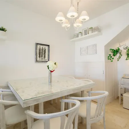 Beautiful Beachside Duplex With Amazing Sea Views 마르베야