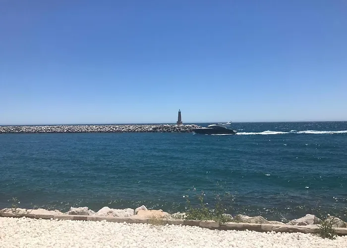 Апартаменты Beautiful Beachside Duplex With Amazing Sea Views Марбелья